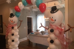 Christmas-themed-snowman-balloon-sculpture-with-string-of-pearls-balloon-arch