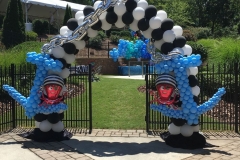 Nautical-themed-outdoor-entrance-decor-classic-balloon-arch-with-balloon-anchor-sculpture