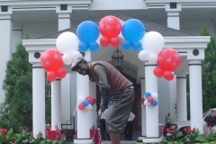 String-of-pearls-arch-with-3ft-helium-filled-balloon-with-collars