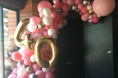 Birthday-orgainc-balloon-garland-with-large-gold-numbers