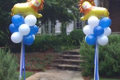 Graduation-themed-entrance-outdoor-balloon-decor-mini-balloon-column-with-lion-balloon-topper