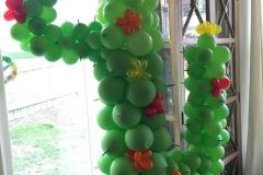 Cactus-balloon-sculpture-with-balloon-flowers