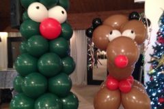 Christmas-themed-balloon-tree-raindeer-sculpture