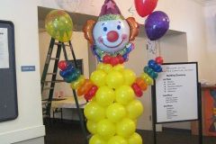 Happy-clown-balloon-sculpture-with-string-of-pearls-balloon-arch